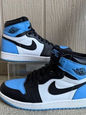 Men’s Nike Air Jordan 1 retro high OG shoes University Blue black white size 9